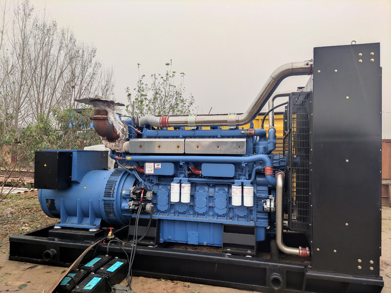 西区街道柴油发电机组更换机油时，应遵循哪些步骤？